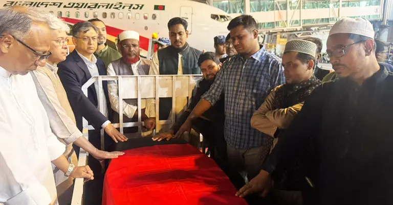 শহিদ হাদির মরদেহ গ্রহণ করছেন অন্তর্বর্তী সরকার ও রাজনৈতিক দলের শীর্ষ নেতারা